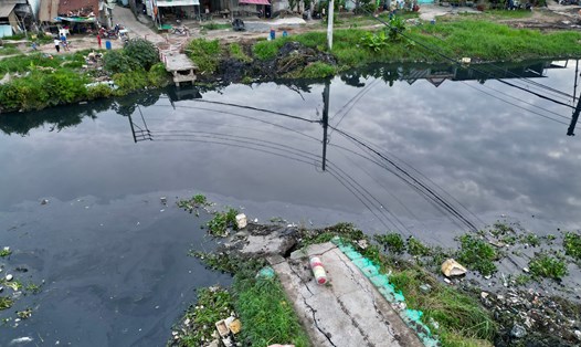Cầu Lò Đường bắc qua kênh Tham Lương - Bến Cát - rạch Nước Lên bị sập vào tối 9.9. Ảnh: Hữu Chánh