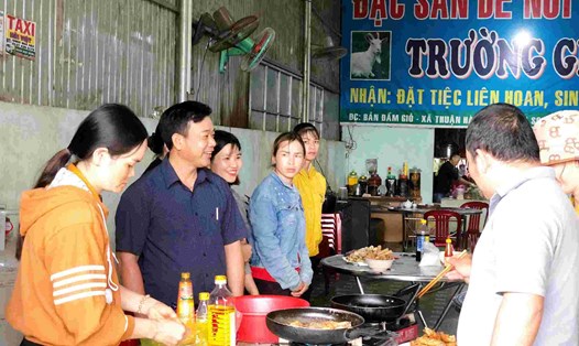 Các học viên tham gia lớp dạy nghề nấu ăn được tổ chức ở huyện Đắk Song. Ảnh: Bảo Lâm
