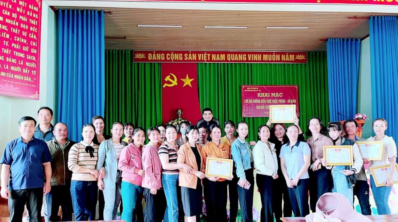 Các học viên ở xã Thuận Hà nhận chứng chỉ đào tạo nghề nấu ăn. Ảnh: Bảo Lâm