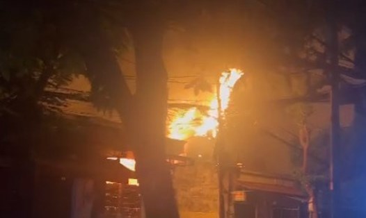 Lửa bốc cháy dữ dội nhanh chóng bao trùm cả căn nhà trong vụ hỏa hoạn khiến 2 trẻ tử vong tại TPHCM rạng sáng 11.9. Ảnh: Người dân cung cấp
