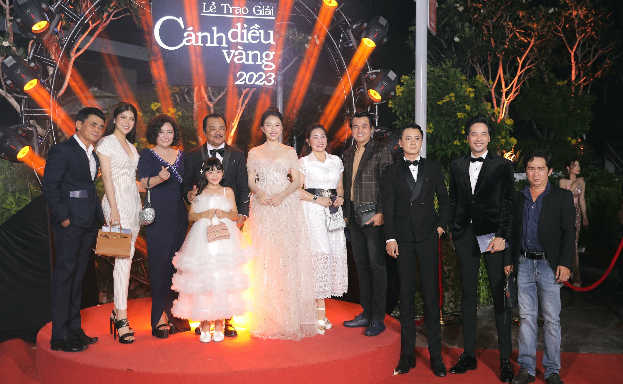 Lily chen cùng đoàn phim "Mẹ rơm" nhận giải Cánh Diều Vàng. Ảnh: NVCC.
