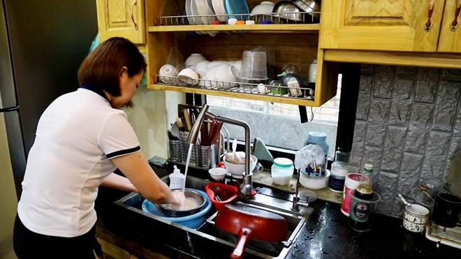 Vụ nước sạch có màu vàng, mùi tanh: Đơn vị cấp nước chưa trả lời dân