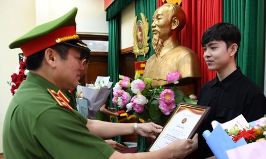 Trung tướng Nguyễn Văn Viện trao thưởng cho cá nhân đạt giải trong cuộc thi Tìm hiểu Luật Phòng, chống ma tuý. Ảnh: C04