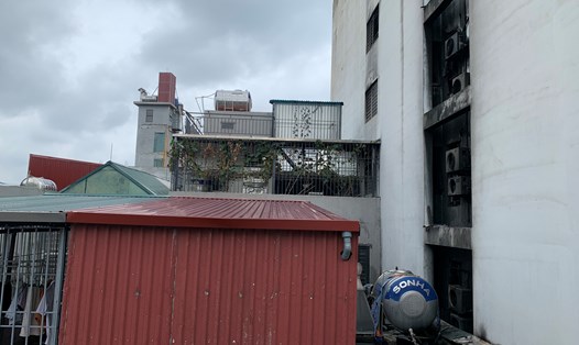Vệt đen lộ rõ sau vụ cháy chung cư mini trên phố Khương Hạ, rạng sáng 13.9. Ảnh: Hải Nguyễn