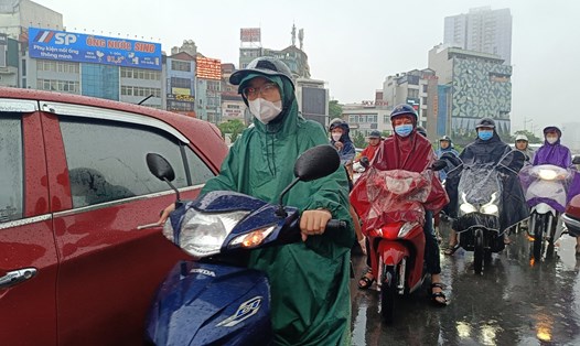 Đường Phạm Hùng, quận Nam Từ Liêm, Hà Nội tắc nghẽn giao thông do mưa lớn trong sáng 14.9. Ảnh: Hải Danh. 