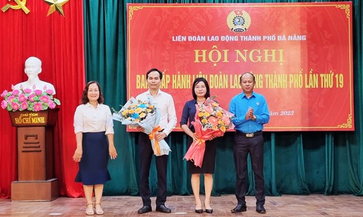 Bà Phan Thị Thúy Linh (thứ 2 từ phải qua) được bầu làm Chủ tịch LĐLĐ TP. Đà Nẵng. Ảnh: Thái Bình
