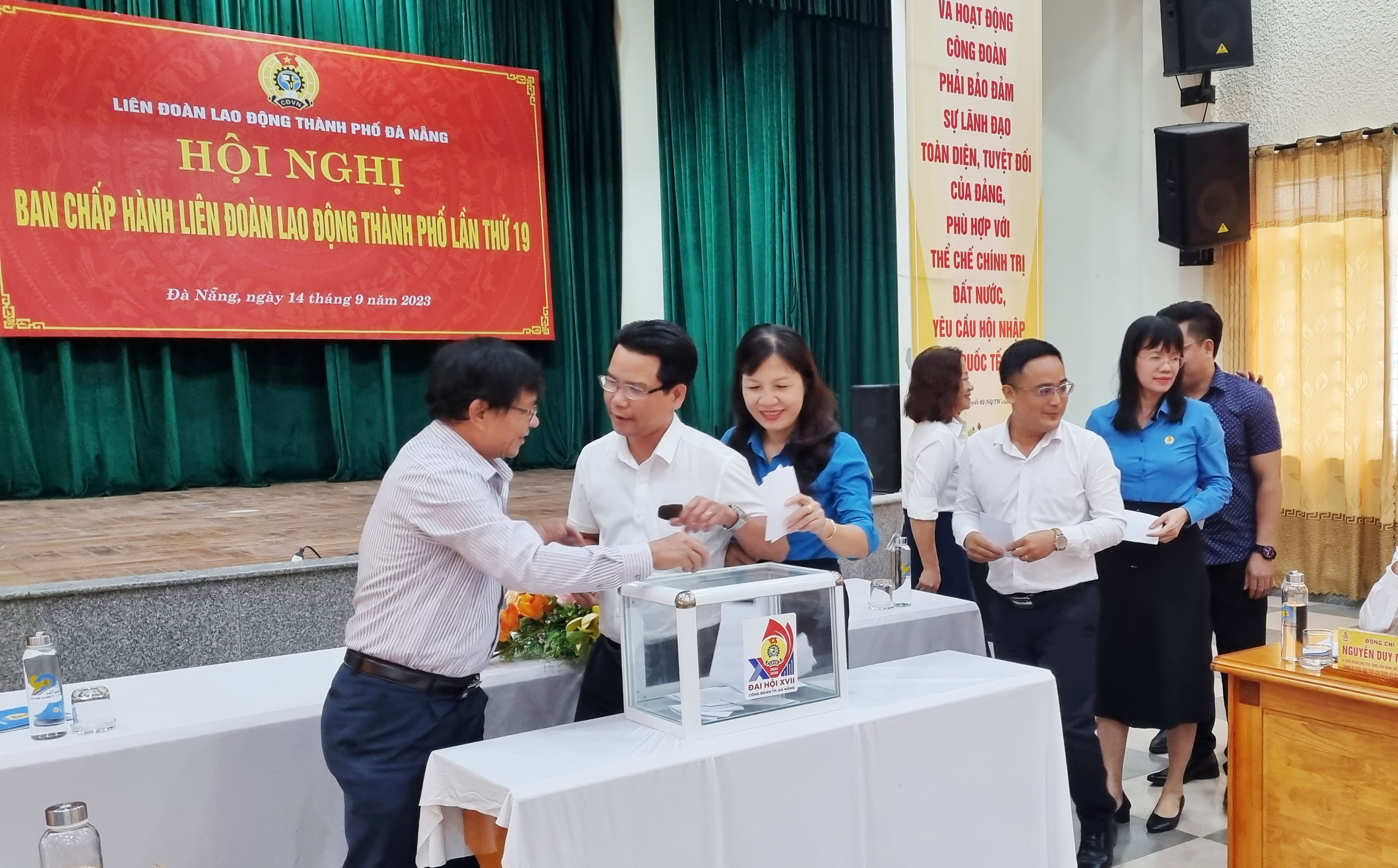 Các đại biểu tín nhiệm bỏ phiếu bầu Bà Phan Thị Thúy Linh làm Chủ tịch LĐLĐ TP Đà Nẵng. Ảnh Thái Bình