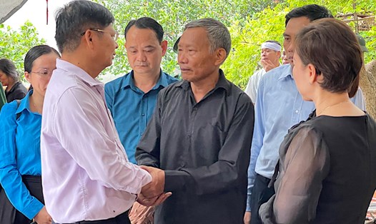 Phó Chủ tịch Tổng LĐLĐVN Phan Văn Anh chia sẻ, động viên gia đình đoàn viên Trần Thị Thịnh. Ảnh: Hà Anh