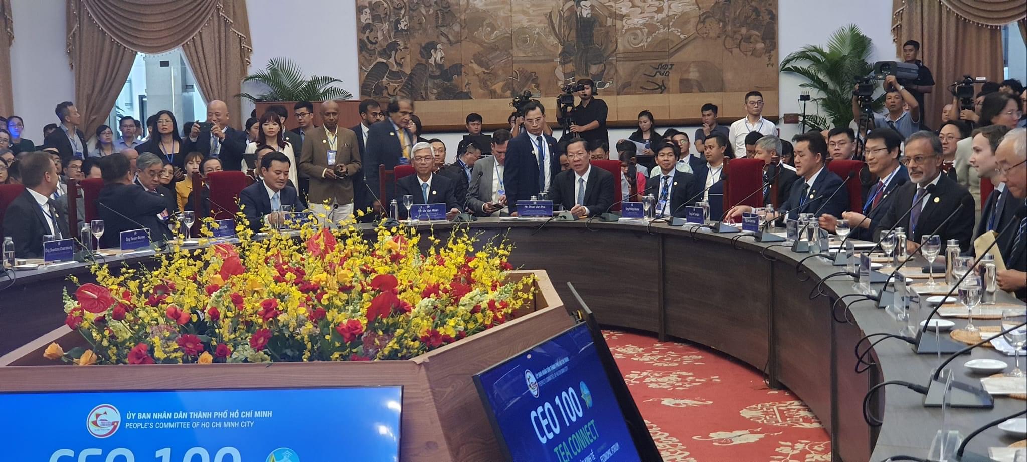 Buổi gặp gỡ giữa lãnh đạo thành phố và CEO các tập đoàn. Ảnh: Gia Miêu