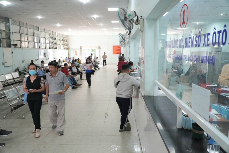 Theo ghi nhận của Lao Động vào ngày 14.9, tại nơi đăng ký, quản lý phương tiện giao thông (đường Nơ Trang Long, quận Bình Thạnh, TPHCM), lượng người đến làm thủ tục đăng ký xe, sang tên đổi chủ, thu hồi biển số không quá đông đúc. 
