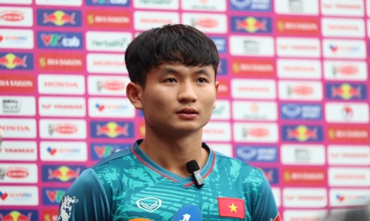 Tiền vệ Đức Phú trả lời phỏng vấn trước buổi tập của tuyển Olympic Việt Nam. Ảnh: Hải Hoàng