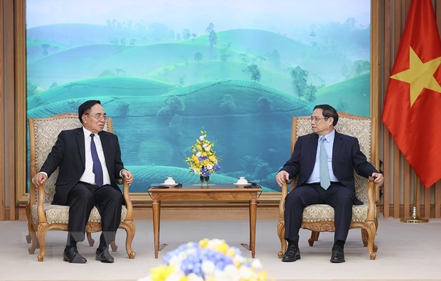 Thủ tướng Phạm Minh Chính tiếp Bộ trưởng Kế hoạch và Đầu tư Lào Khamchen Vongphosy. Ảnh: TTXVN