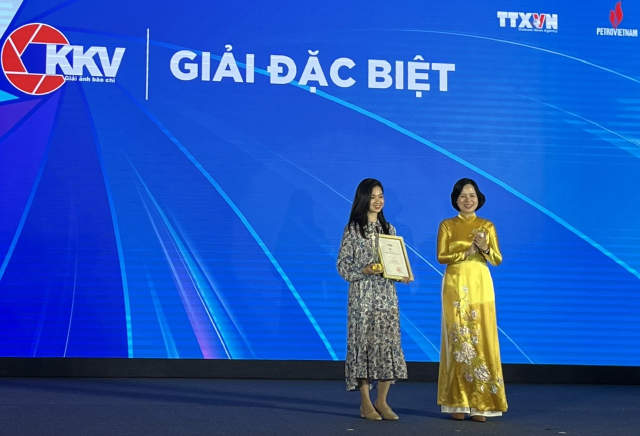 Do nhiếp ảnh gia Nguyễn Anh Tuấn đang công tác nước ngoài, đại diện nhiếp ảnh gia lên nhận giải. Ảnh: Chí Long