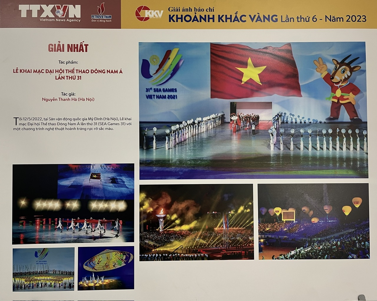 Chiêm ngưỡng tác phẩm đoạt giải đặc biệt năm nay. Ảnh: Chí Long