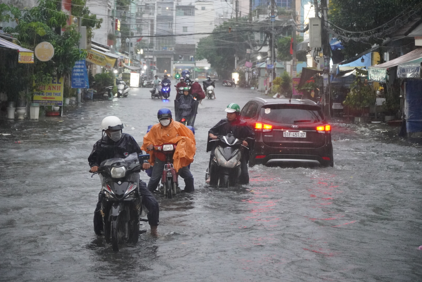 Khoảng hơn 16h ngày 14.9, TPHCM bất ngờ xuất hiện mưa lớn khiến nhiều tuyến đường rơi vào tình trạng ngập sâu, việc di chuyển của người dân gặp nhiều khó khăn.