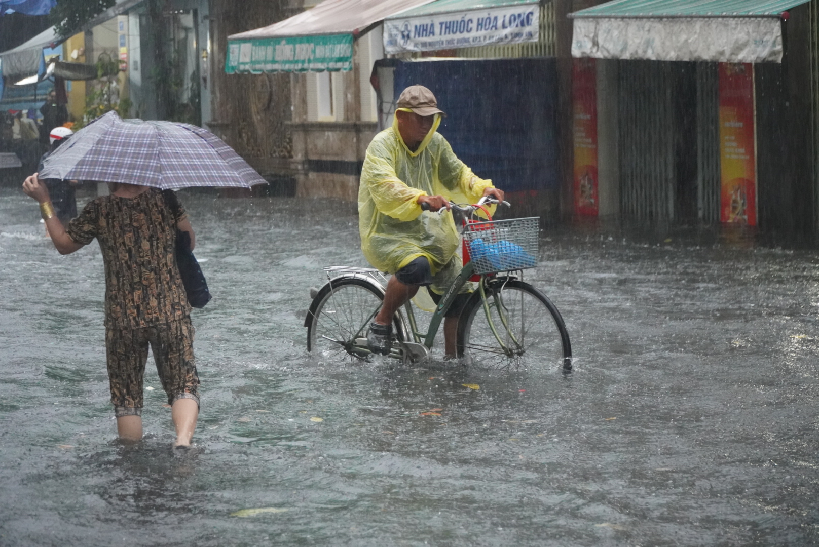 Ông Nguyễn Hòa - người dân sống gần khu vực này cho biết, đoạn đường này thường xuyên xảy ra tình trạng ngập sâu khi xuất hiện mưa lớn. “Từ thời điểm mặt đường Kinh Dương Vương được nâng lên là xuất hiện ngập tại đây“, ông Hòa nói.