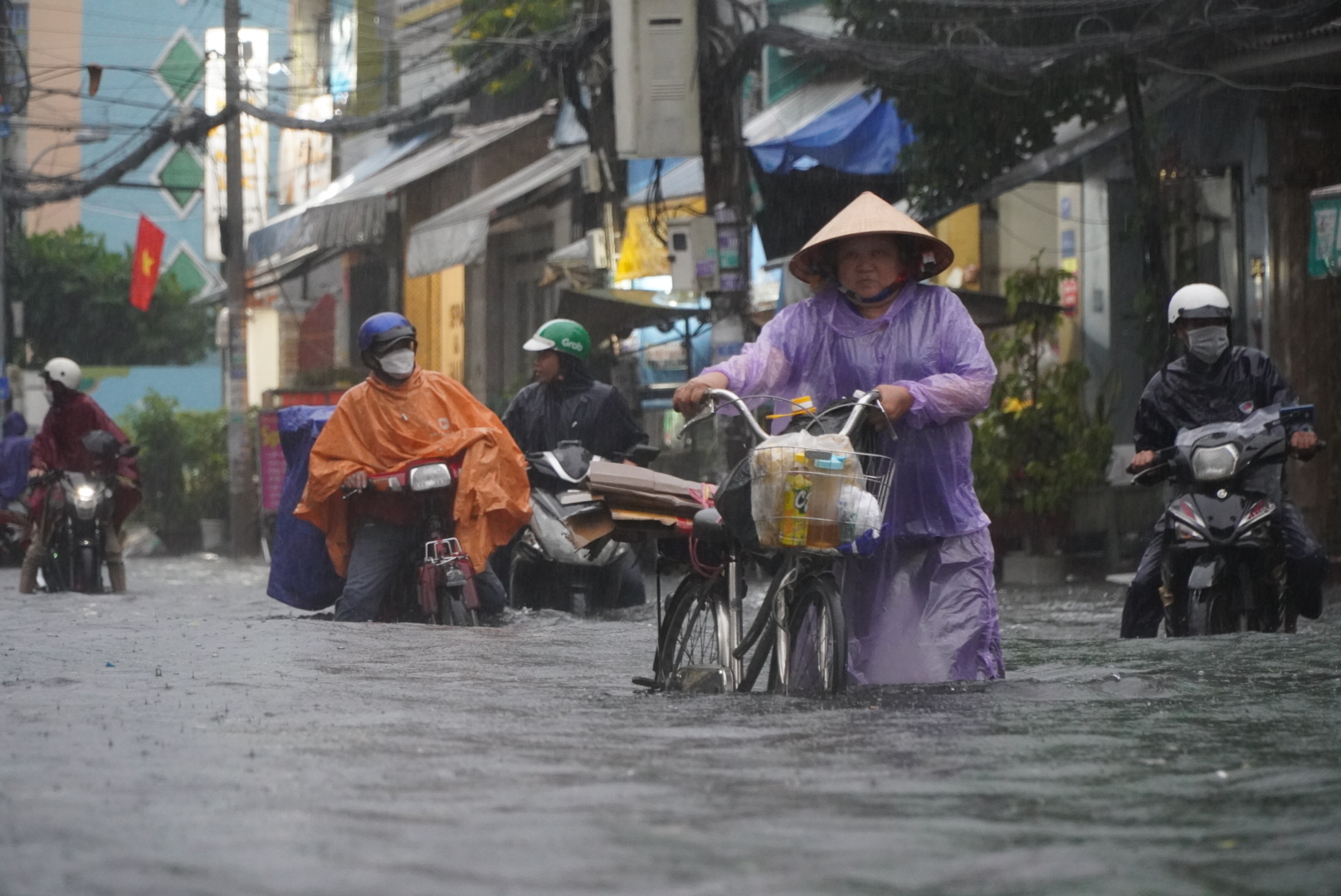 Ghi nhận của Lao Động tại đường Nguyễn Thức Đường (quận Bình Tân), mặt đường ngập sâu trong nước từ 30-50cm. 