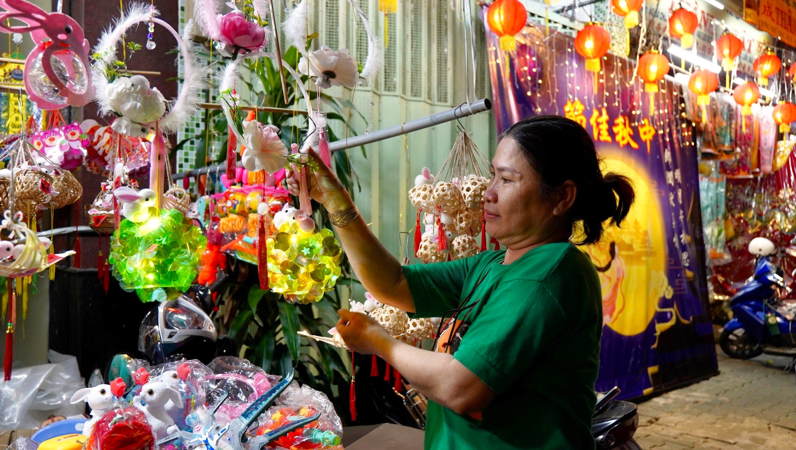 Theo các cửa hàng kinh doanh chia sẻ, xuyên suốt thời gian mở cửa bán không ngưng tay, khách liên tục đến hỏi mua. “Để phục vụ cho lượng khách hàng đến mua, mỗi ngày cửa hàng tôi có đến 4-5 người làm lồng đèn thỏ. Mẫu lồng đèn này hot trend nên phần lớn khách cũng không quá kén chọn, mỗi ngày tôi bán phải hơn 100 chiếc”, chị Thúy Nga vui vẻ chia sẻ thêm.