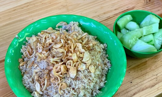 Xôi cá rô đồng ngon nhất là khi thưởng thức vào những ngày se se lạnh. Ảnh: Nhật Minh