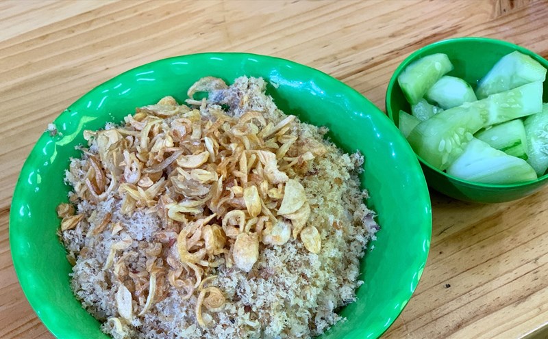 Xôi cá rô đồng ngon nhất là khi thưởng thức vào những ngày se se lạnh. Ảnh: Nhật Minh