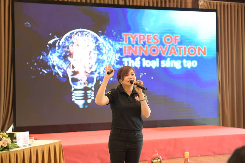 Bà Venus Teoh Kim Wei - Phó Tổng Giám đốc phụ trách Marketing và Truyền thông SABECO đưa ra chia sẻ thiết thực cho thanh niên khởi nghiệp tại Hội nghị tập huấn Bồi dưỡng Kiến thức về Khởi nghiệp. Ảnh: SABECO