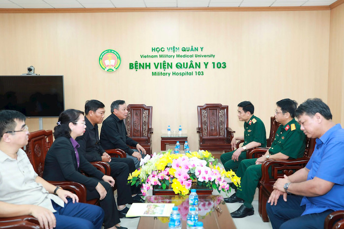 Phó Bí thư Thành ủy Nguyễn Văn Phong thăm, động viên các y, bác sĩ Bệnh viện Quân y 103. Ảnh: Quang Thái
