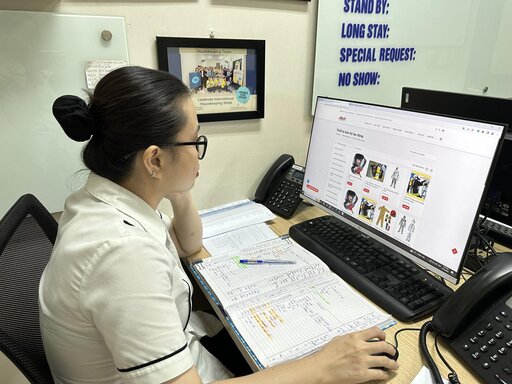 Vân Anh tìm mua các mặt nạ chống khói trên website của một đại lí tại quận Tân Phú. Ảnh: Nhân vật cung cấp.