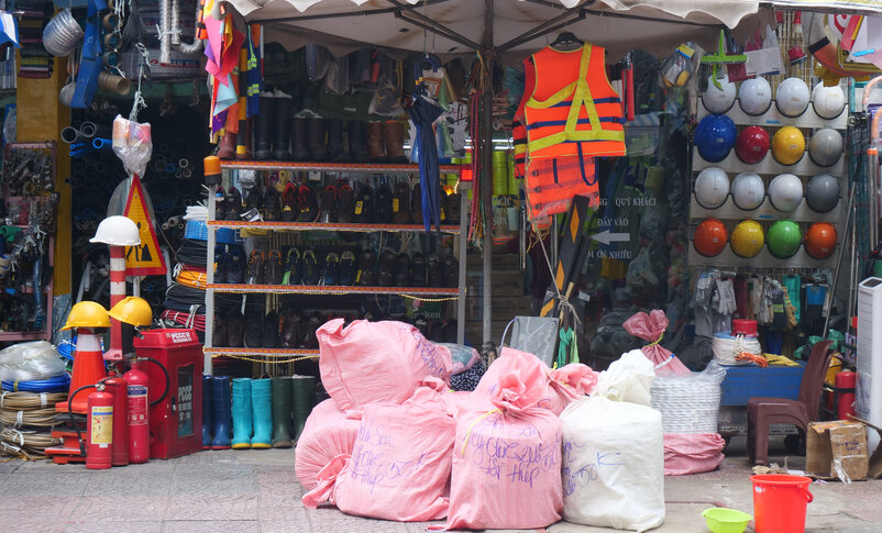 Nhiều vật dụng bảo hộ lao động và bình chữa cháy được bày bán tại khu Chợ Dân Sinh. Ảnh: Ngọc Ánh