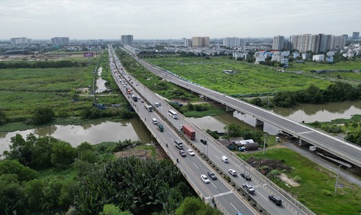 Đoạn đường song hành cao tốc TPHCM - Long Thành - Dầu Giây sẽ thông xe ngày 17.9.  Ảnh: Hữu Chánh