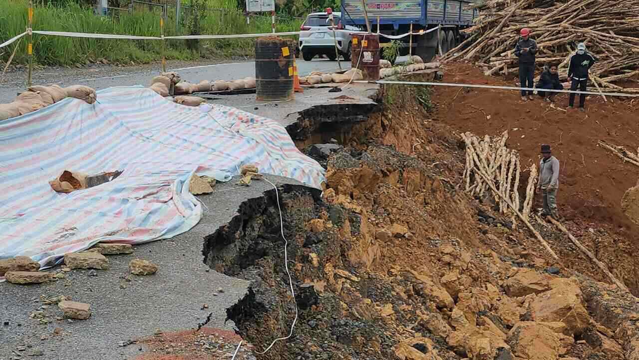 Một số đoạn đường trên tuyến Quốc lộ 27C nối Nha Trang - Lâm Đồng bị sạt lở nghiêm trọng, tiềm ẩn nhiều nguy cơ cây tai nạn giao thông cho người dân. 