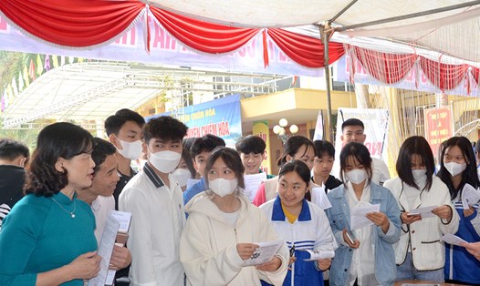 Những phiên giao dịch việc làm tổ chức tới tận các trường THPT trên địa bàn tỉnh Tuyên Quang. Ảnh: Nguyễn Tùng