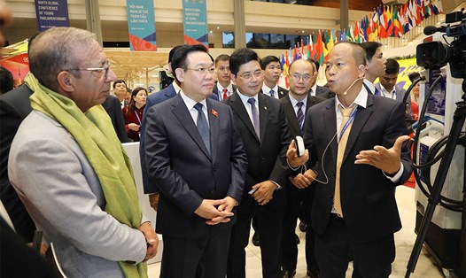 Chủ tịch Quốc hội Vương Đình Huệ và các đại biểu tham quan Triển lãm. Ảnh: Hồ Long
