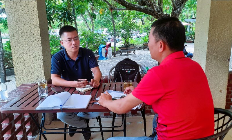 NLĐ Bệnh viện đa khoa Trường CĐYT phản ánh tình trạng bị nợ lương, phụ cấp khác với phóng viên Lao Động. Ảnh Hoàng BIn