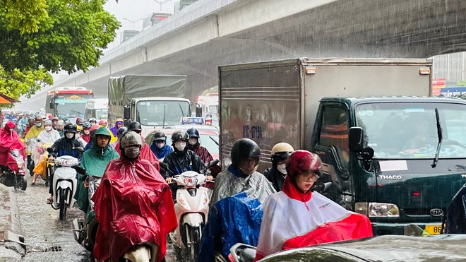 Mưa lớn ở Trung Bộ vẫn tiếp diễn, Bắc Bộ giảm dần từ ngày mai