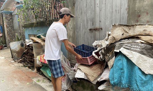 Người dân dọn dẹp môi trường, đổ bỏ nước đọng nhằm triệt bỏ môi trường sống của muỗi. Ảnh: Khánh Linh