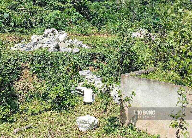 Những đống gạch vụn được chở đến chất đống tại phần đất nghĩa trang Cảm Pục. Ảnh: Việt Bắc.