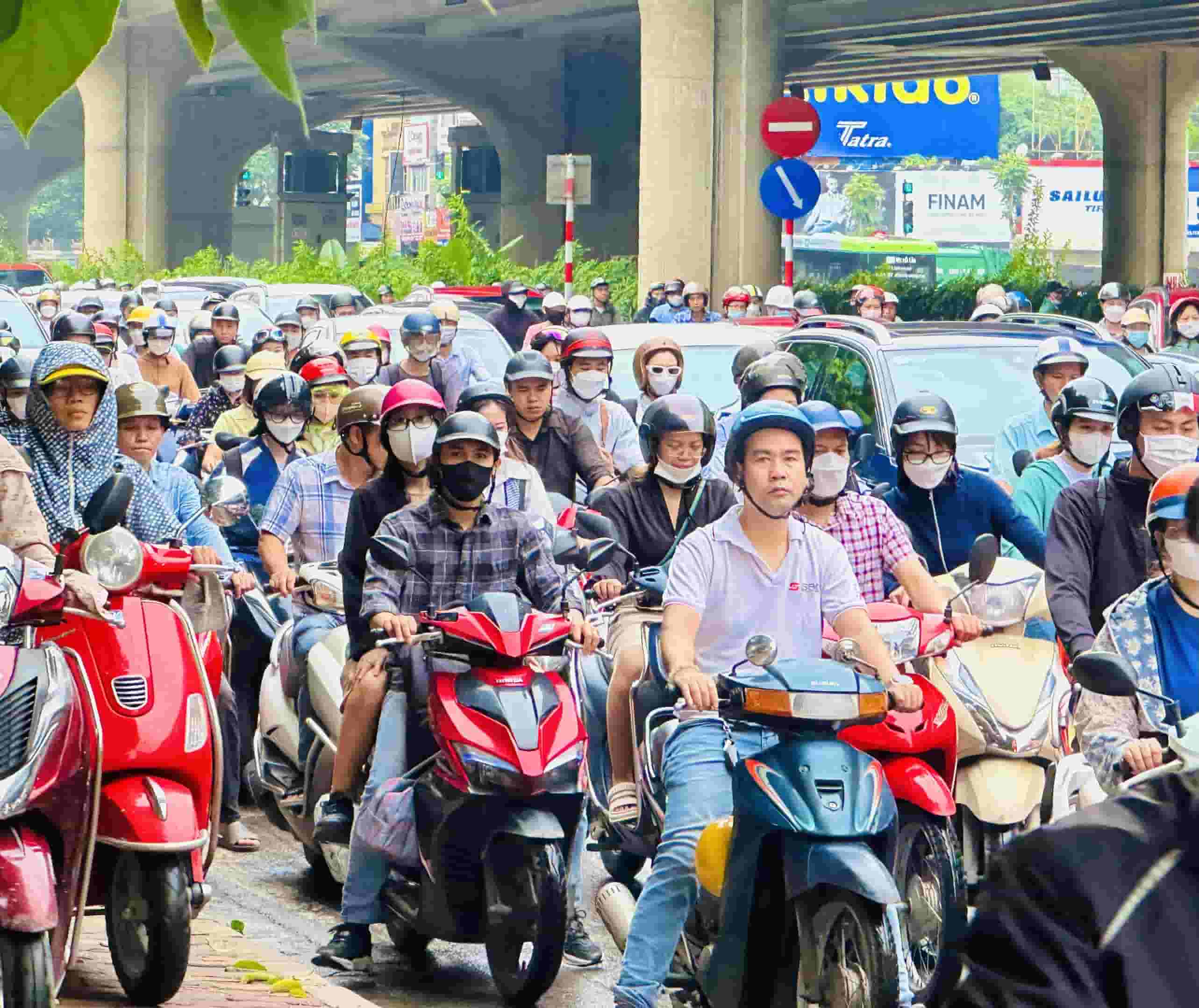 Ghi nhận của PV Báo Lao Động tại đường Khuất Duy Tiến (quận Thanh Xuân, Hà Nội), từ 7h30 phút đoạn đường này xảy ra cảnh ùn tắc nghiêm trọng.