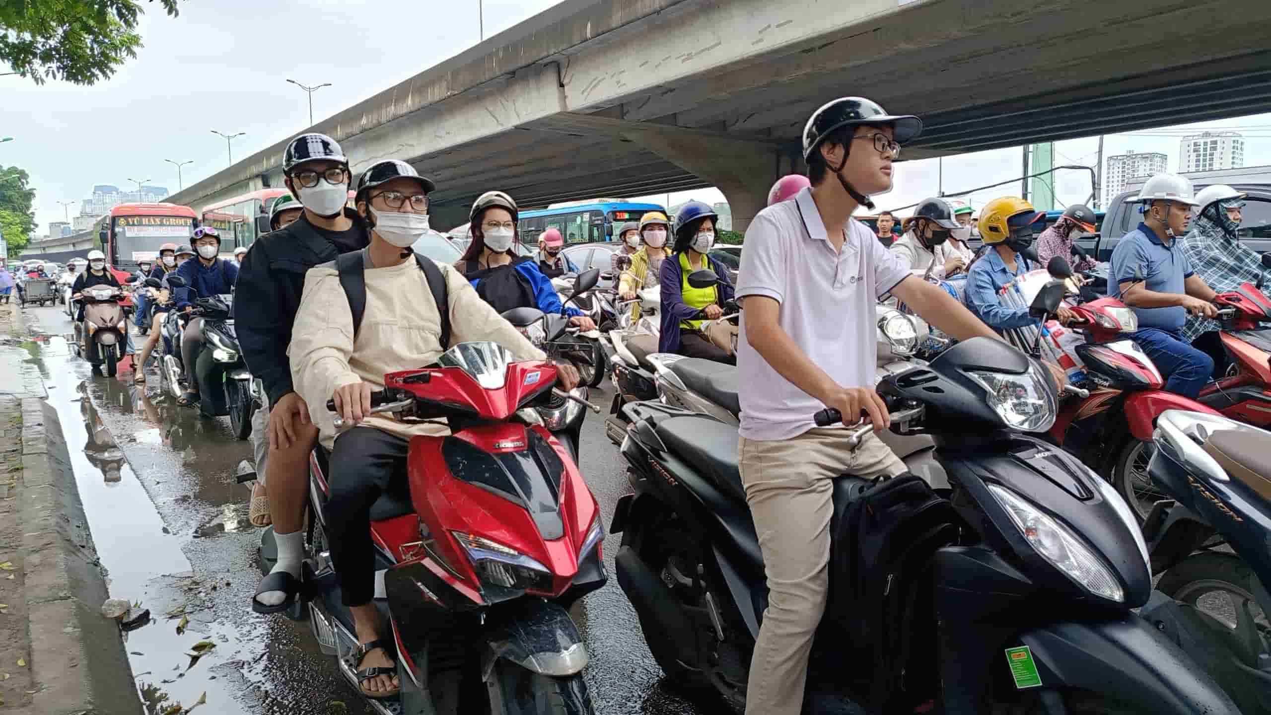 Sáng 7-9 trên đường Nguyễn Trãi (Hà Nội), mặt đường nén chặt xe cộ