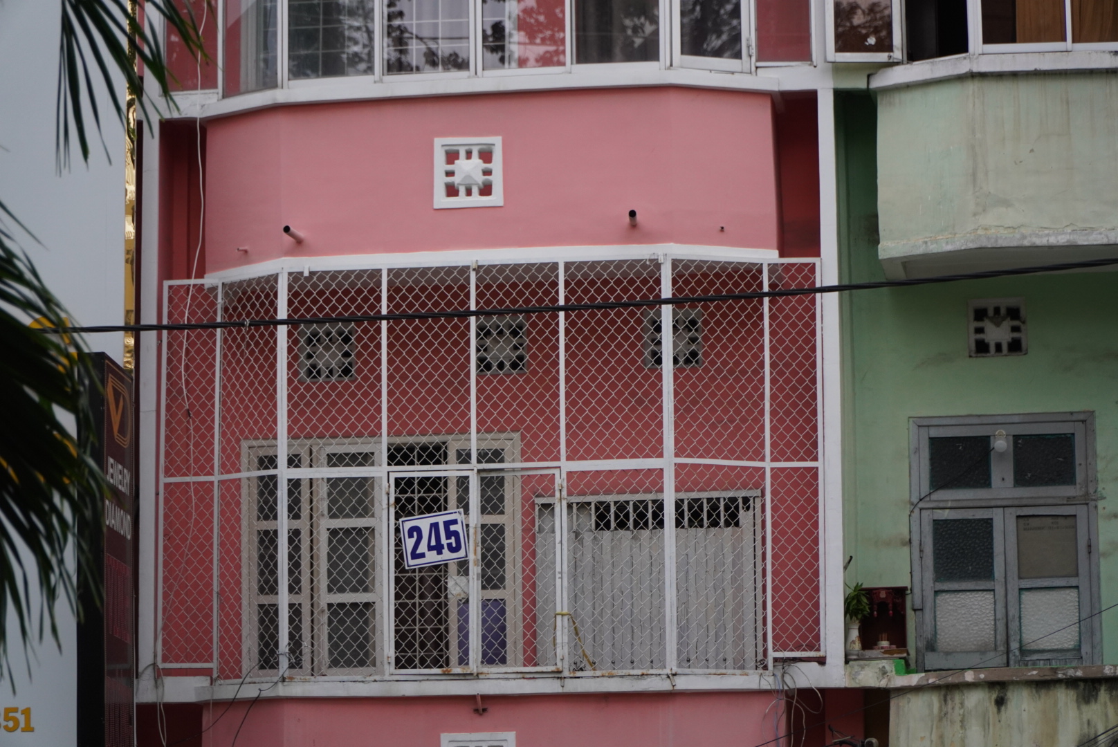 Tương tự, tại nhiều căn nhà nằm trên đường Hùng Vương (Quận 5) cũng được người dân xây dựng “chuồng cọp“.