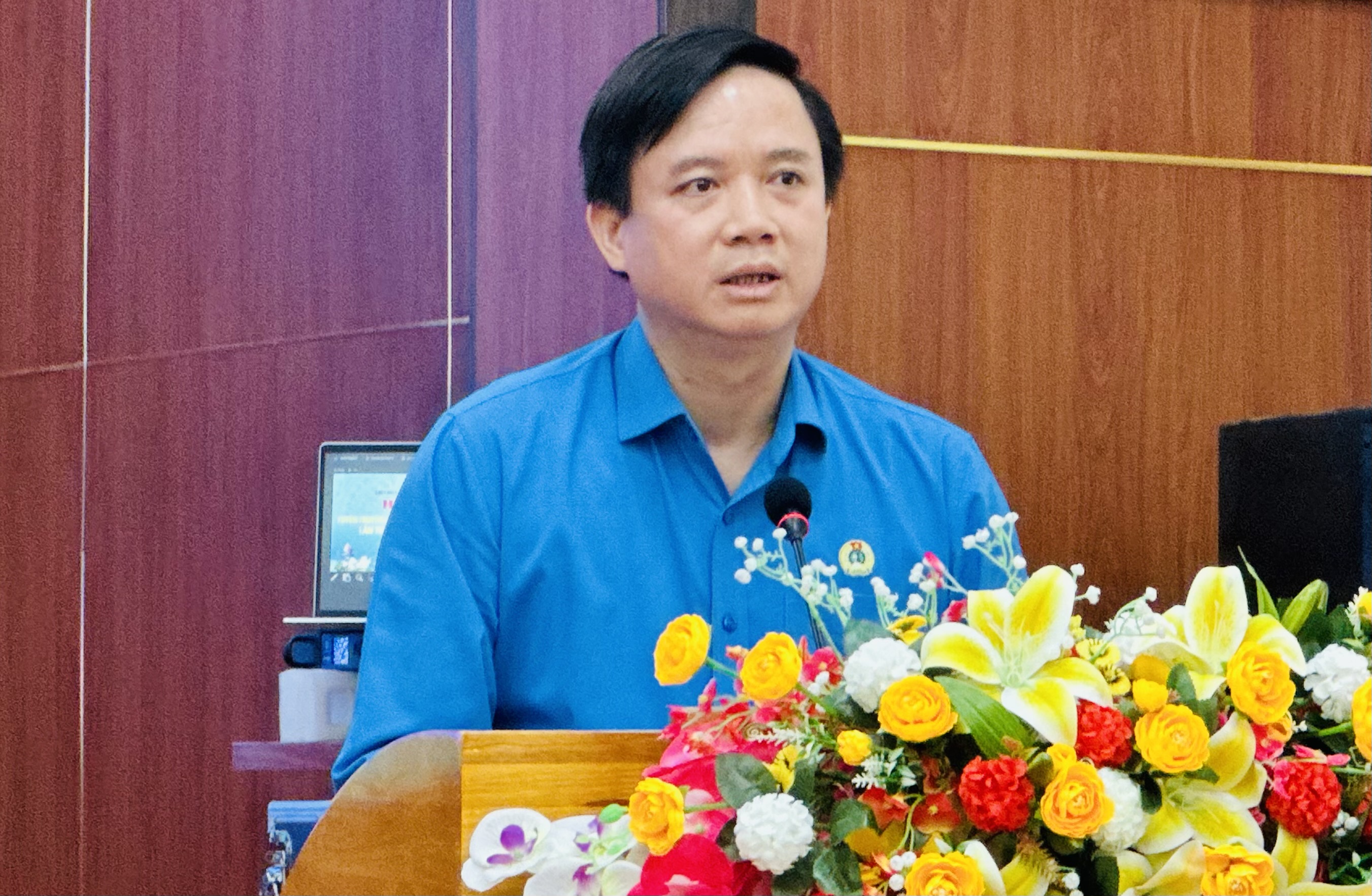 Ông Phạm Tiến Nam - Chủ tịch LĐLĐ tỉnh Quảng Bình chủ trì buổi họp báo. Ảnh: Lê Phi Long