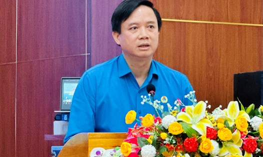 Ông Phạm Tiến Nam - Chủ tịch LĐLĐ tỉnh Quảng Bình chủ trì buổi họp báo. Ảnh: Lê Phi Long