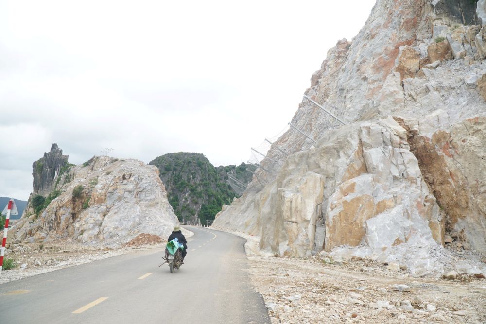 Tuyến đường dẫn lên cầu vượt cao tốc (ở thôn Bái Sơn, xã Hà Tiến, huyện Hà Trung), nơi tiềm ẩn nguy cơ sạt lở đá. Ảnh: Minh Hoàng