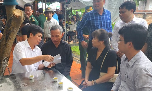 Ông Vũ Đức Thuật - Phó Giám đốc BHXH TP Hà Nội trao hỗ trợ của ngành BHXH tới gia đình chị Trần Thị Thịnh. Ảnh: Minh Châu