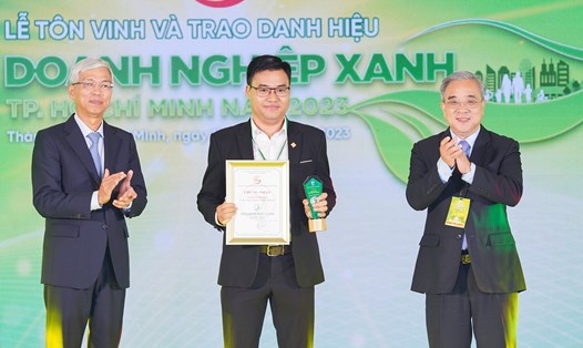 Ông Đào Trung Kiên - Thành viên HĐQT, Giám đốc Cao cấp - Vận hành PNJ đại diện doanh nghiệp đón nhận danh hiệu từ UBND TPHCM. Ảnh: DN cung cấp