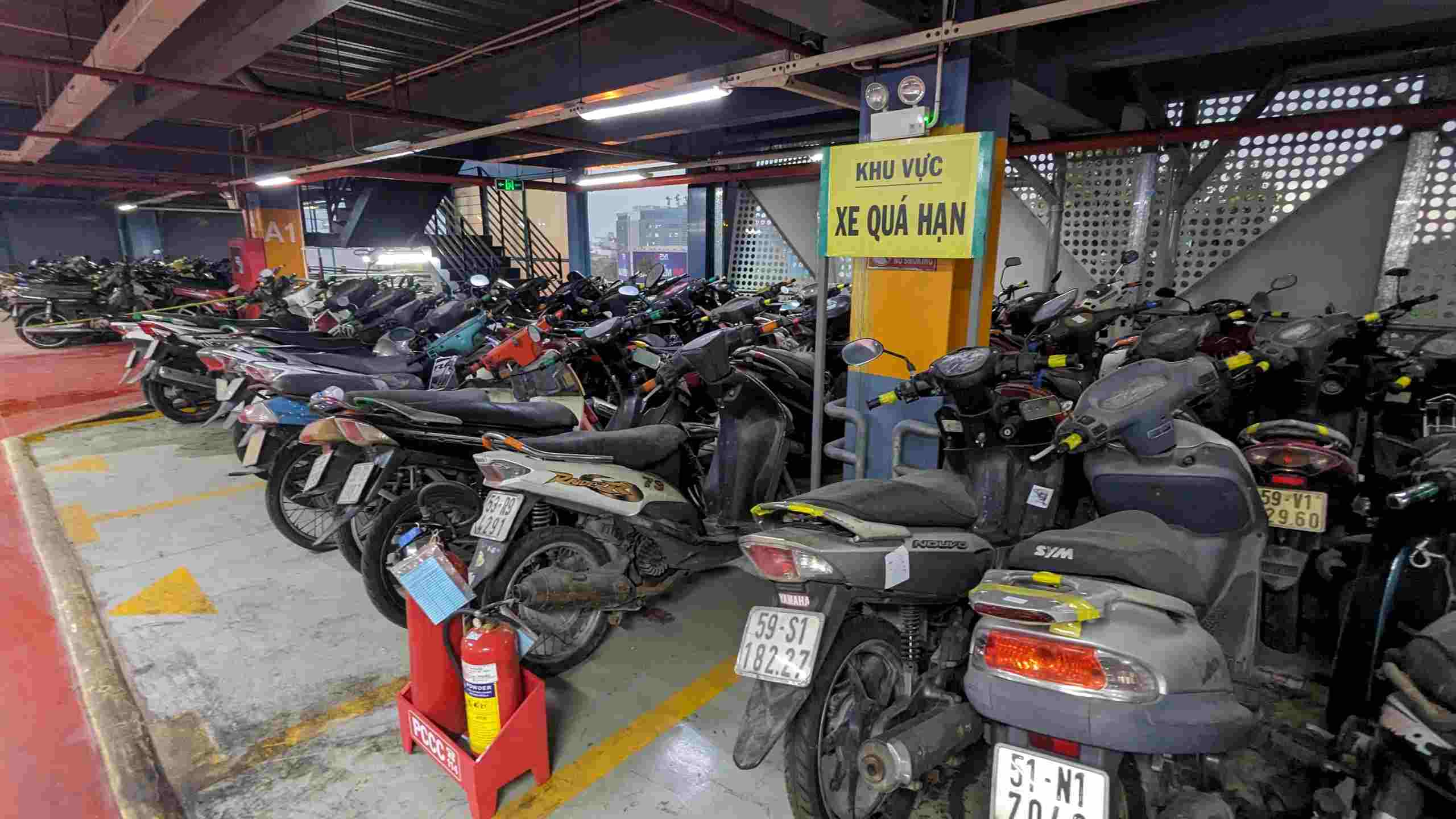 Khu vực để xe máy quá hạn ở nhà giữ xe sân bay Tân Sơn Nhất. Ảnh: Anh Tú