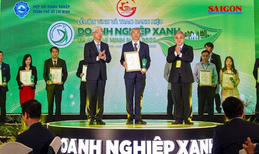 Ông Phạm Quốc Huy – Chủ tịch HĐTV Tổng Công ty SAMCO nhận giải thưởng doanh nghiệp xanh TPHCM lần thứ 1 năm 2023. Ảnh: DN cung cấp