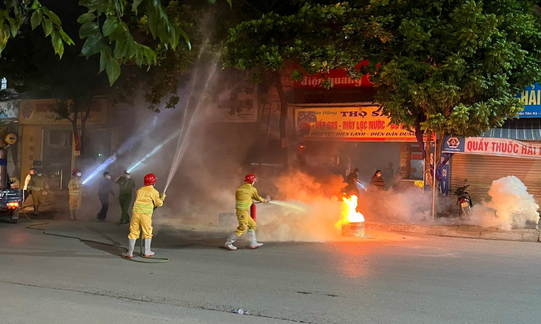 Công an Nghệ An diễn tập chữa cháy tại khu dân cư. Ảnh: Công an cung cấp