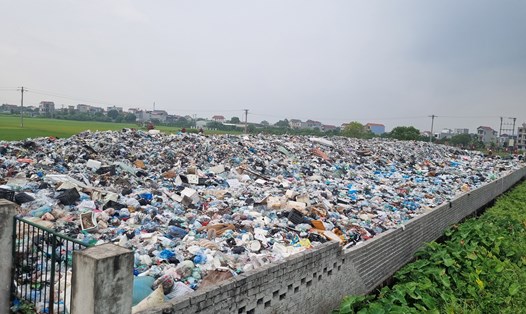 Dân kêu cứu vì "núi rác" lộ thiên, nước chảy ra mương máng gây ô nhiễm ở Thái Bình. Ảnh: Hà Vi