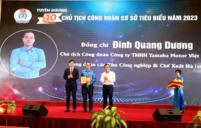 Phó Chủ tịch Tổng LĐLĐVN Ngọ Duy Hiểu (ngoài cùng bên trái) trao khen thưởng cho ông Đinh Quang Dương – một trong 10 Chủ tịch CĐCS ngoài khu vực Nhà nước tiêu biểu năm 2023 của Hà Nội. Ảnh: Kiều Vũ