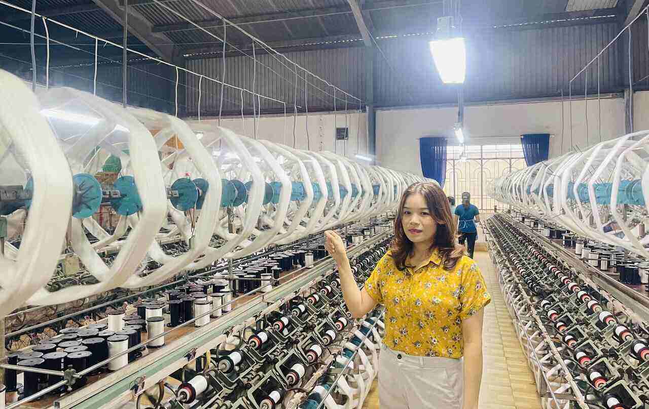 Chị Nguyễn Thị Chung - Chủ tịch Công đoàn Công ty Cổ phần tơ tằm Á Châu